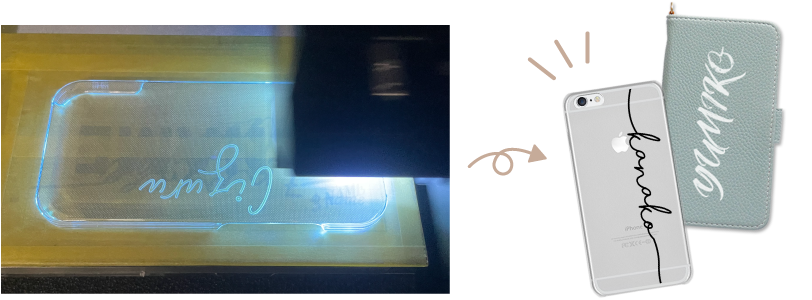 スマホケースに擦れに強いUVインクで名前を印刷し、世界に一つだけの名入れを施す製作風景