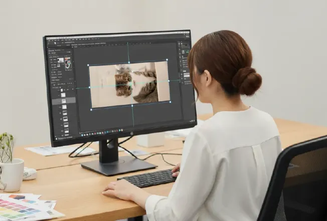 スタッフがデータを作成しているイメージ