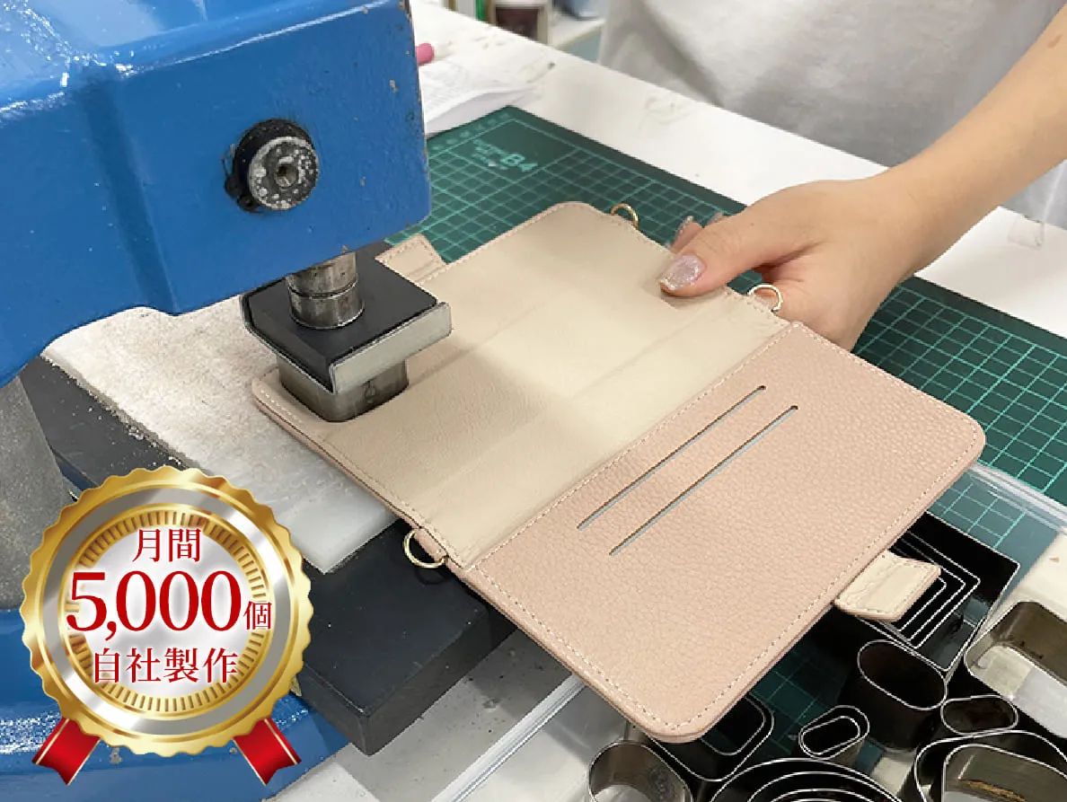 月間5,000個の製作実績。自社工房で技術を磨き上げた作り手がスマホケースを製作している風景