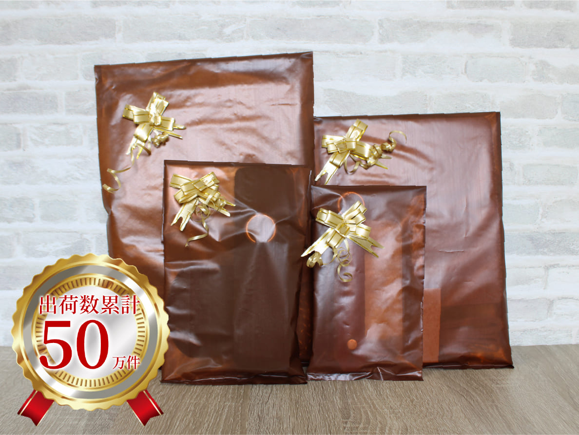 出荷数累計50万件を突破した信頼の品質。高級感のあるブラウンとゴールドのスマホケース用ギフトラッピング