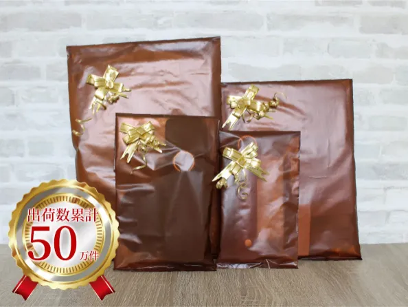 出荷数累計50万件を突破した信頼の品質。高級感のあるブラウンとゴールドのスマホケース用ギフトラッピング