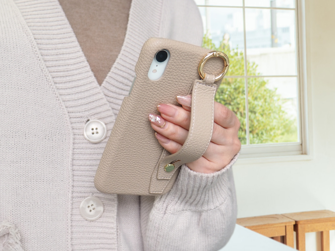 ベルト付きで“ながら操作”も安心